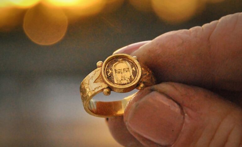  Hallan un anillo de oro de 500 años de antigüedad en perfecto estado