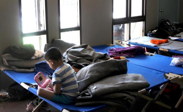  Trasladan a migrantes a hoteles por un brote de sarampión en el refugio más grande de Chicago