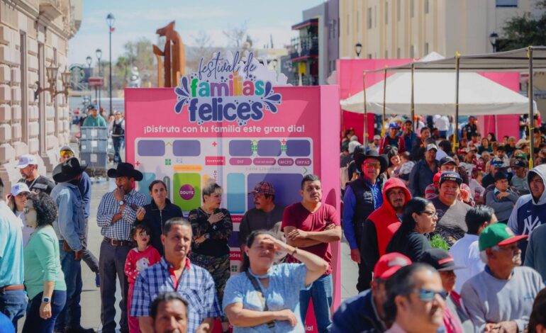  Celebran cientos de chihuahuenses el día de la familia con actividades en Plaza de Armas