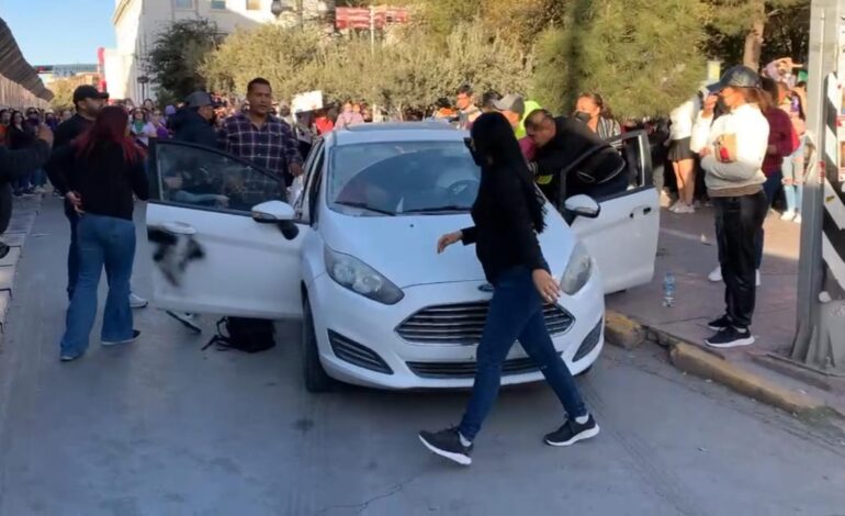  Conductor intenta atropellar a manifestantes; lo detienen frente a Palacio de Gobierno