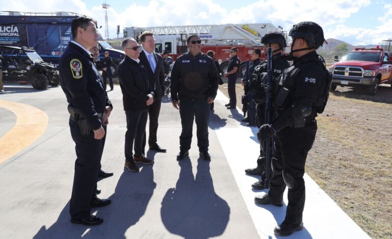  Presentan mandos de la Policía Municipal y Bomberos a Alcalde