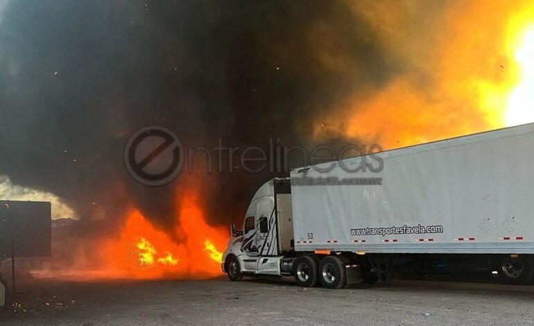  Voraz incendio consume 5 camiones en la Central de Abastos 
