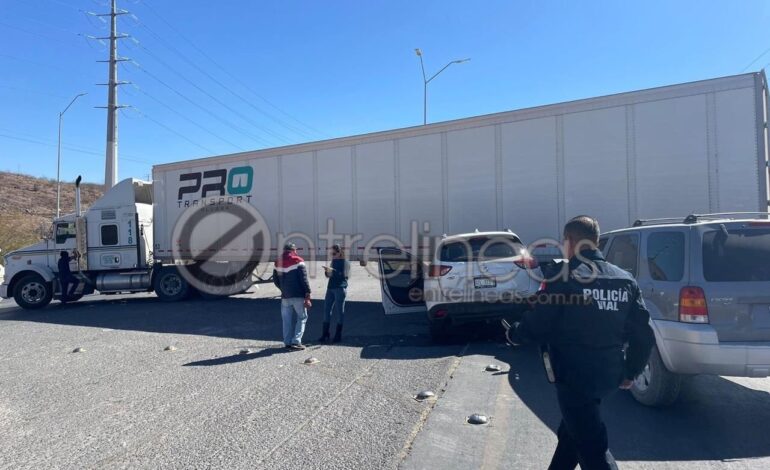  Tráiler provoca carambola en carretera Chihuahua-Aldama; buscaba retornar sin precauciones