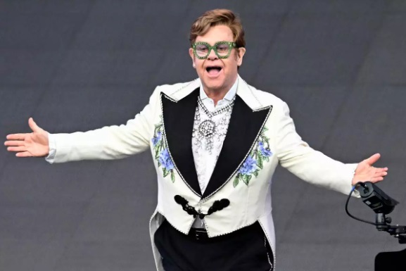  Elton John pone fin a su asociación con Gucci
