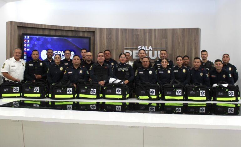  Equipan a policías paramédicos con kits de primeros auxilios para brindar mejor servicio