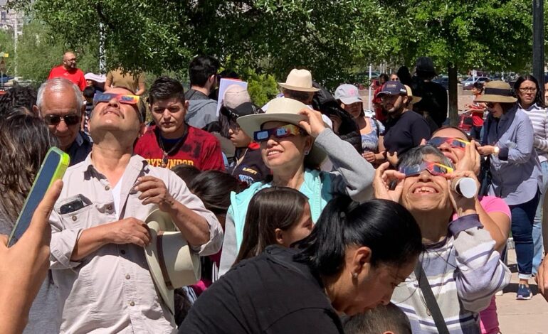  Emociona a ciudadanos captar eclipse desde El Palomar