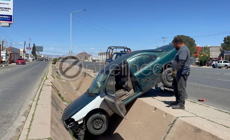  Choque sobre blv. Fuentes Mares deja vehículo encampanado; una mujer lesionada