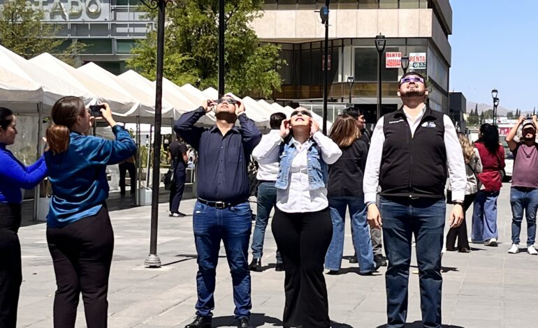  Ciudadanos prevenidos con sus lentes para ver el eclipse total de sol en Plaza de Armas