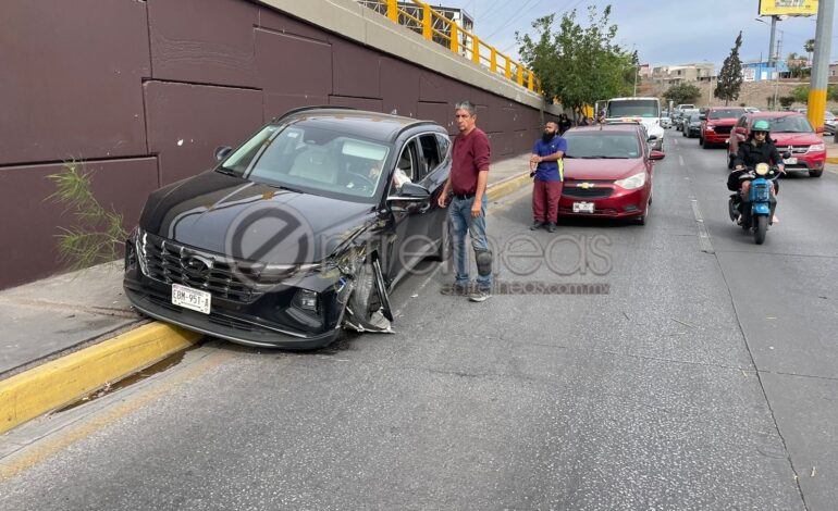  Conductora se impacta contra muro de rampa en Av. La Cantera