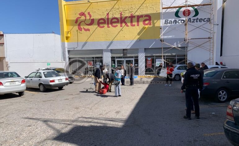 Taxista atropella a adulta mayor en estacionamiento de tienda Elektra Fuentes Mares