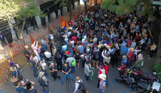  Decenas protestan frente a embajada de Ecuador en México