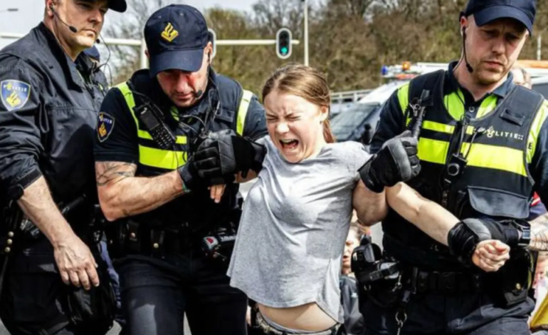  Detienen a Greta Thunberg durante una protesta en una carretera de Países Bajos 