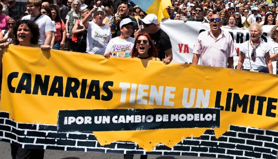  Miles de personas protestan en las Islas Canarias por el turismo masivo