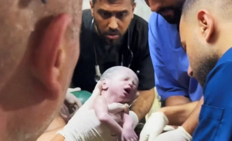  Sacan a bebé del vientre de su madre fallecida tras ataque aéreo israelí en Gaza