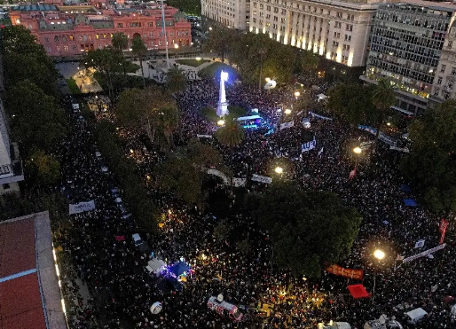  Marchan cientos de miles en defensa de la educación pública en Argentina