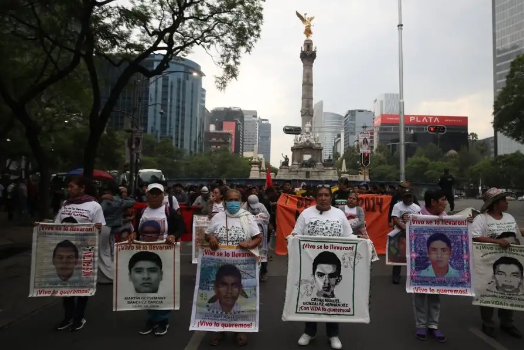 Padres de los 43 realizan 115 Jornada de Acción Global por Ayotzinapa