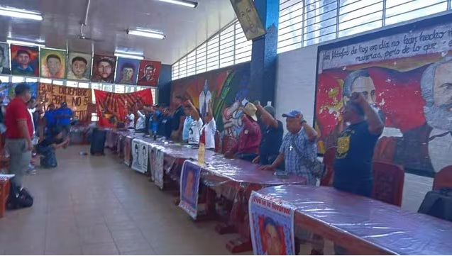  Caso Ayotzinapa: Padres de los 43 acuerdan boicot contra campañas en las Elecciones 2024