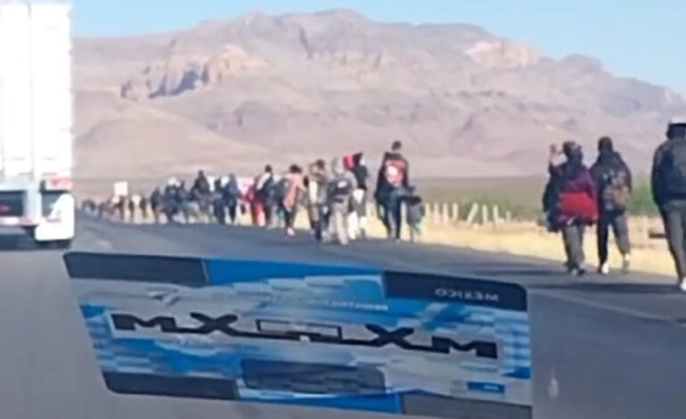  Captan a decenas de migrantes a un costado de la carretera Panamericana