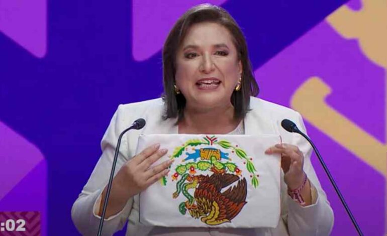  “Es protesta por la violencia en el país”: Xóchitl Gálvez tras mostrar al revés la bandera de México en el debate presidencial