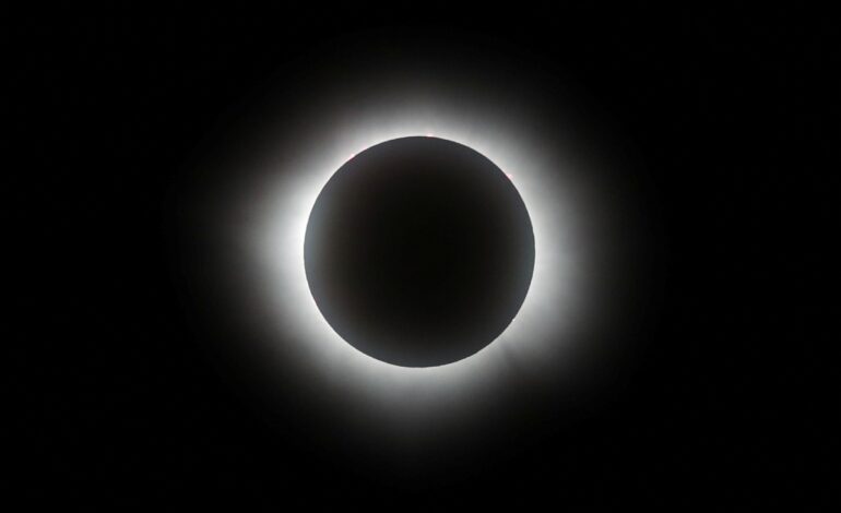  Captan en imágenes cómo eclipsó la Luna al Sol en Mazatlán