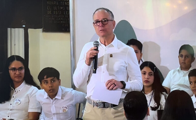  Comparte alcalde Jorge Cruz mensaje motivacional de su infancia al Cabildo Infantil