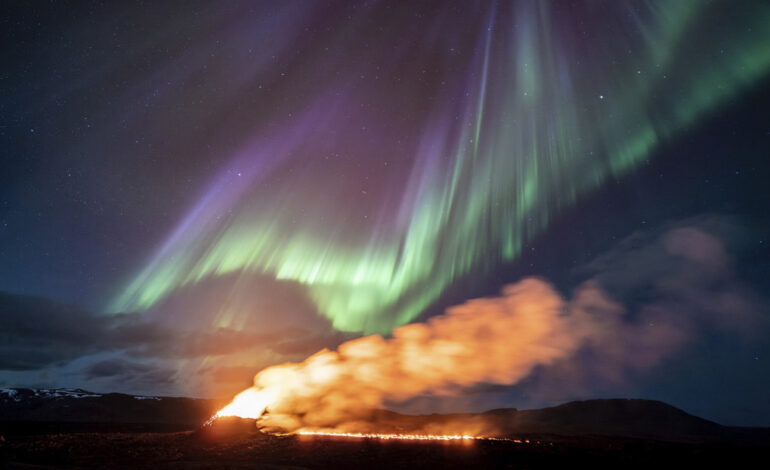  Captan simultáneamente una erupción volcánica y una aurora boreal en Islandia