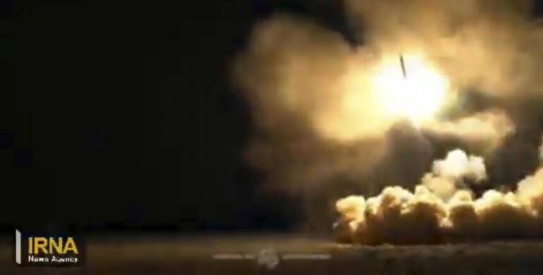  Activan defensa antiaérea de Irán; registran al menos 3 explosiones