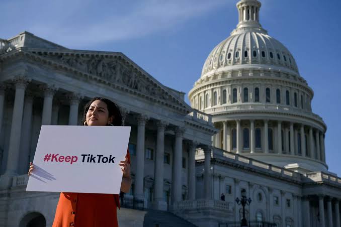  Senado de EU avala proyecto para forzar la venta de TikTok; solo falta la firma de Biden