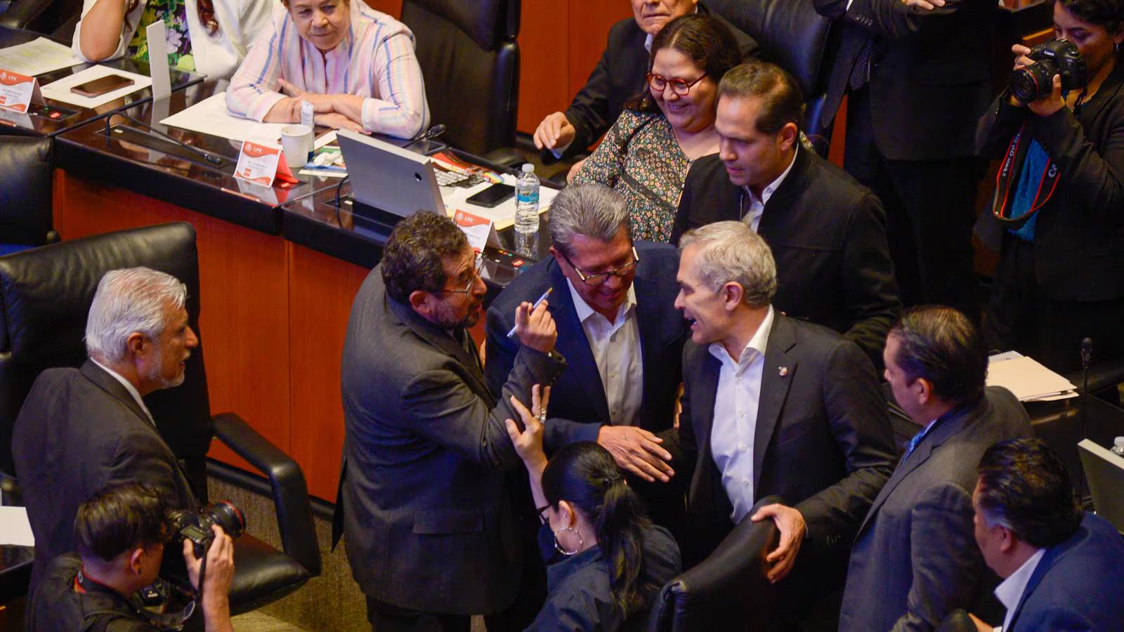 César Cravioto y Miguel Ángel Mancera casi llegan a los golpes en el Senado