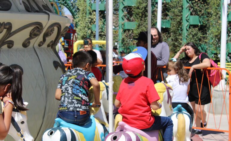  Disfrutan familias chihuahuenses festejo del Día de la Niñez en el parque El Colibrí