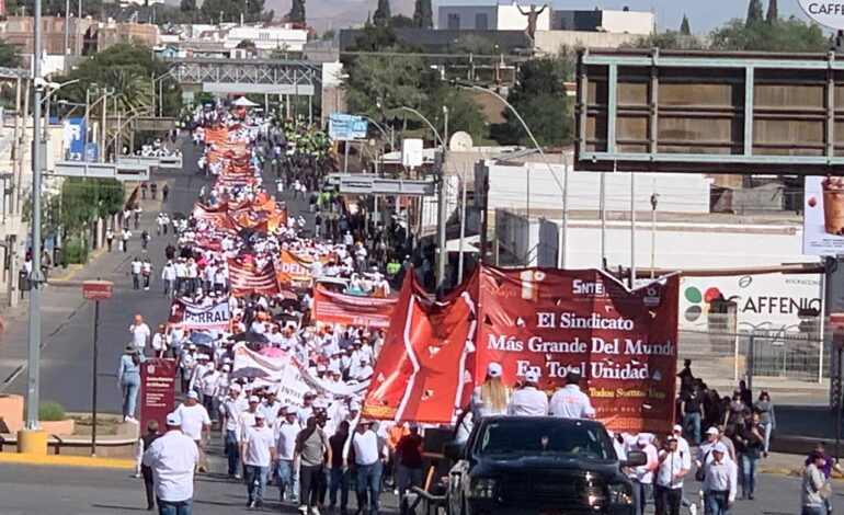  Marchan trabajadores de la educación adheridos al SNTE con motivo del Día del Trabajo