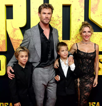  Elsa Pataky y Chris Hemsworth presentan oficialmente a sus mellizos