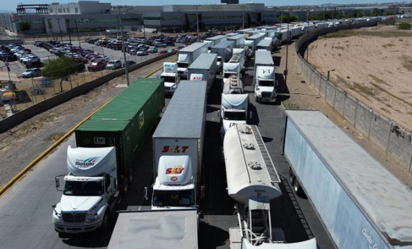  Texas levanta revisiones exhaustivas a camiones en cruce con Ciudad Juárez 