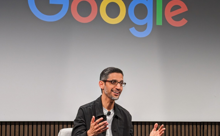  Sundar Pichai (CEO de Google) cree que ‘Her’ es inevitable: «habrá personas que se enamoren de una IA y deberíamos prepararnos»