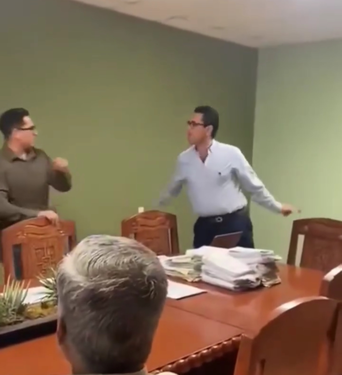Candidato de Morena y alcalde con licencia de Guadalupe agrede a su suplente en sesión de Cabildo; revelarían presuntos actos de corrupción