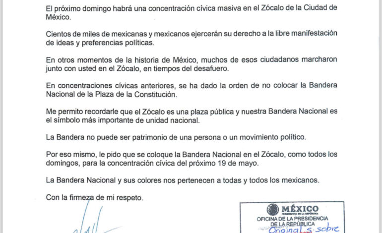  Xóchitl Gálvez le exige a AMLO que deje la bandera en el Zócalo durante la marcha de la Marea Rosa