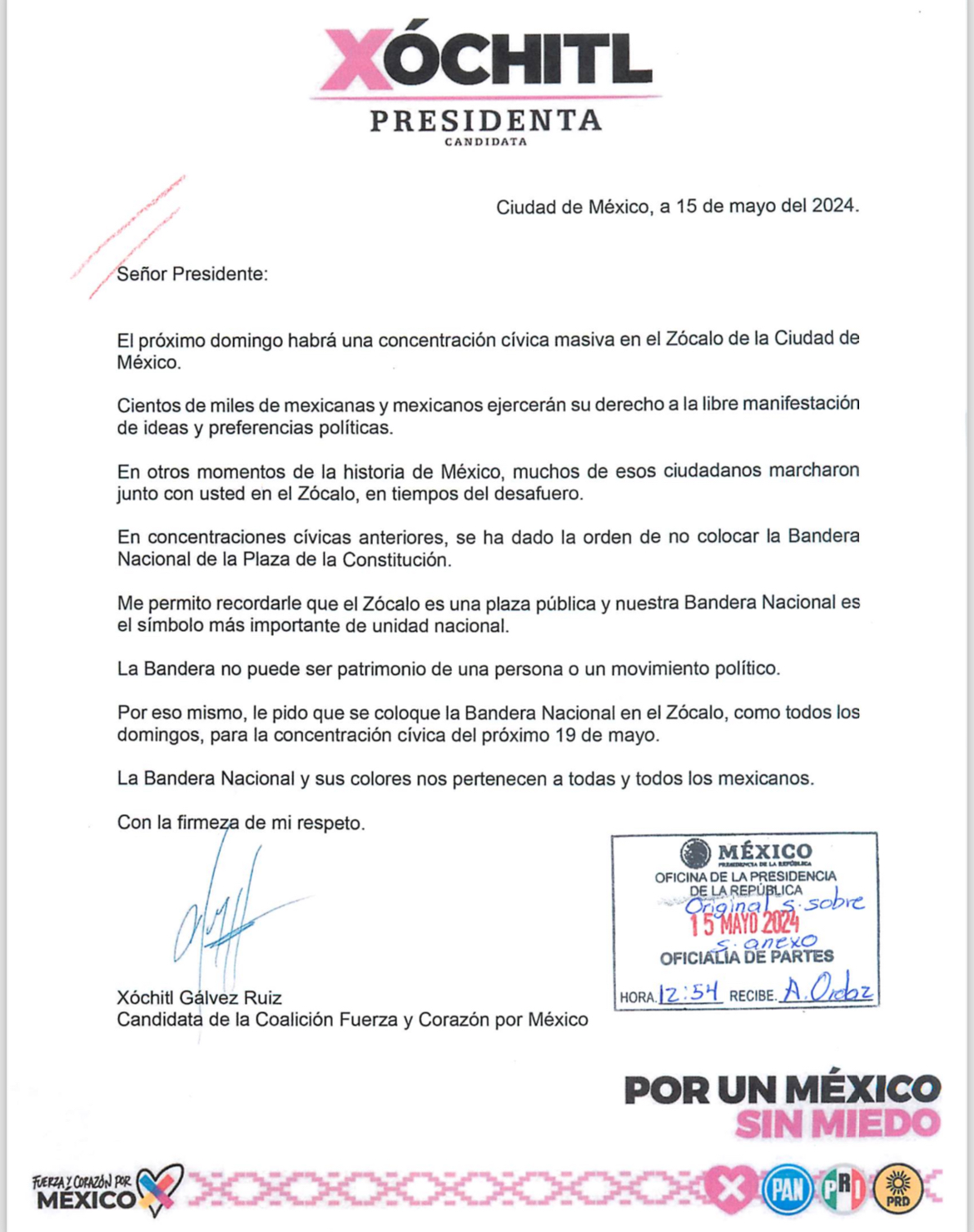 Xóchitl Gálvez le exige a AMLO que deje la bandera en el Zócalo durante la marcha de la Marea Rosa
