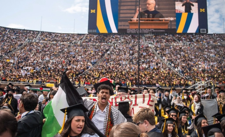  Reprimen protesta contra Israel en una graduación en Michigan