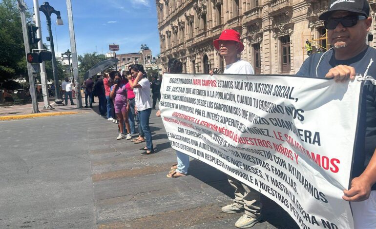  Cierran calles afuera de Palacio, piden apoyos sociales
