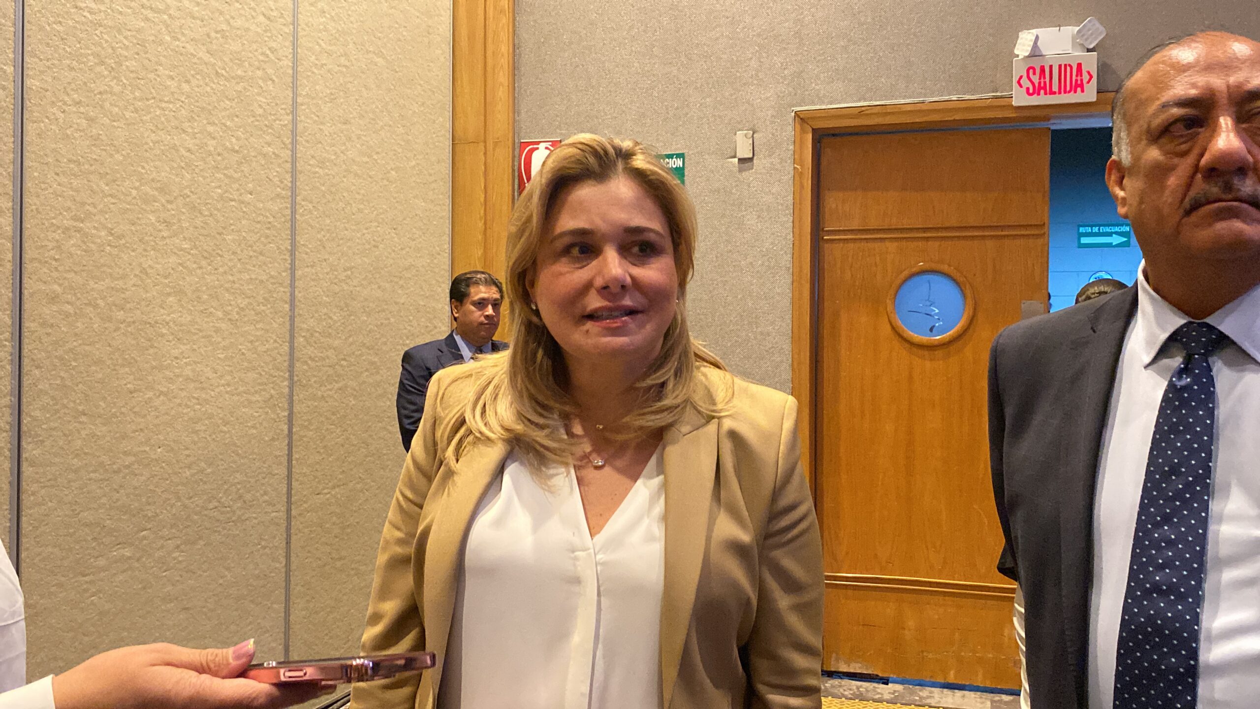 Propuestas y honestidad, pide Maru Campos en debate por alcaldía de Chihuahua