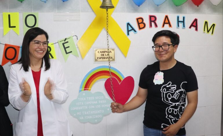  Vence cáncer Joven de 17 años y toca “Campana de la Esperanza” en Hospital Morelos del IMSS Chihuahua