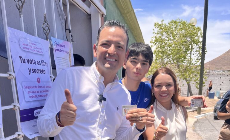  Marco Bonilla emite su voto; lo acompañó su familia