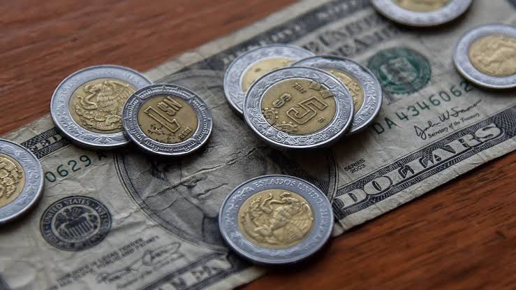  Peso mexicano se dispara a casi 18.40 por dólar tras declaraciones de AMLO