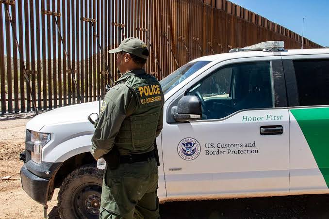  Detenciones de migrantes en frontera sur de EE.UU. se reducen a su punto más bajo en años