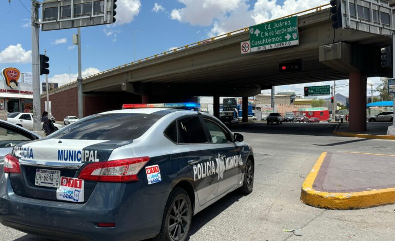  Policías municipales salvan a hombre que quería atentar contra su vida en puente del periférico de la Juventud