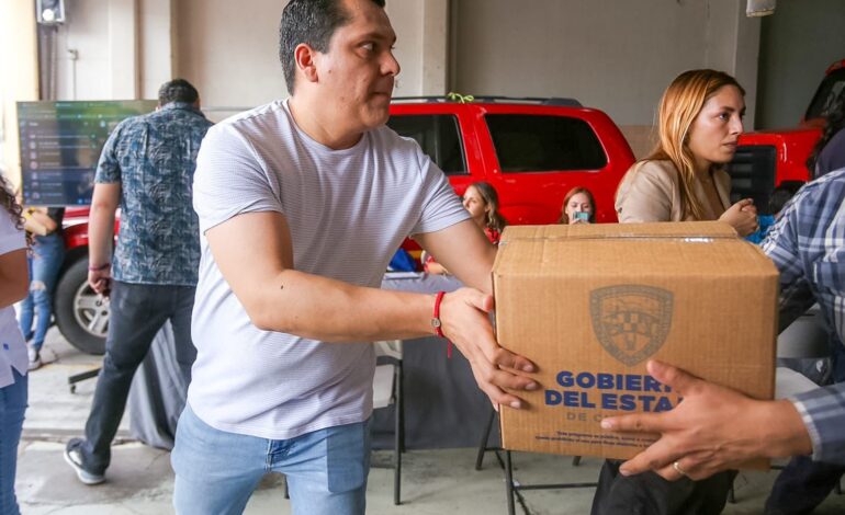  Se suma Roberto Carreón a la entrega de apoyos a damnificados por lluvias en Delicias