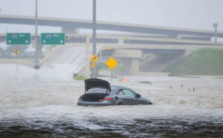  Beryl dejó destrozos, árboles caídos y a 2.7 millones de hogares sin luz en el área de Houston; reportan 2 muertos