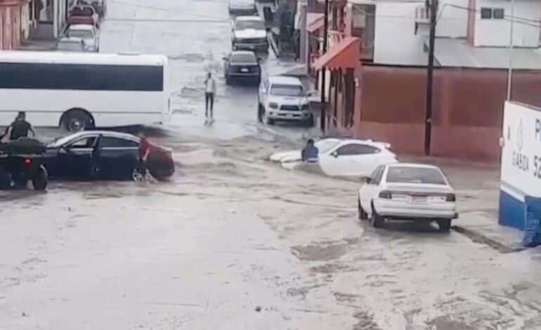  Fuertes lluvias en Parral provocaron que corriente de arroyo arrastrara a un vehículo y a su conductor