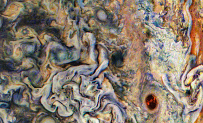  La nave Juno capta las coloridas y caóticas nubes de Júpiter