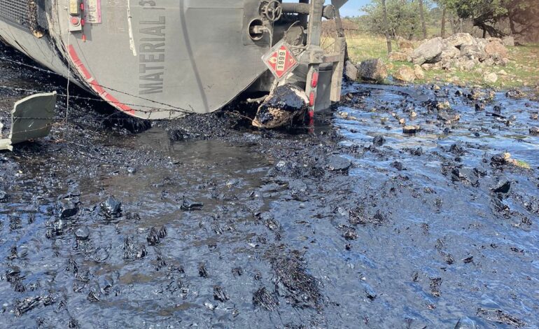  Alerta CEPC tras volcadura de tráiler con asfalto en la Curva de San Pedro 